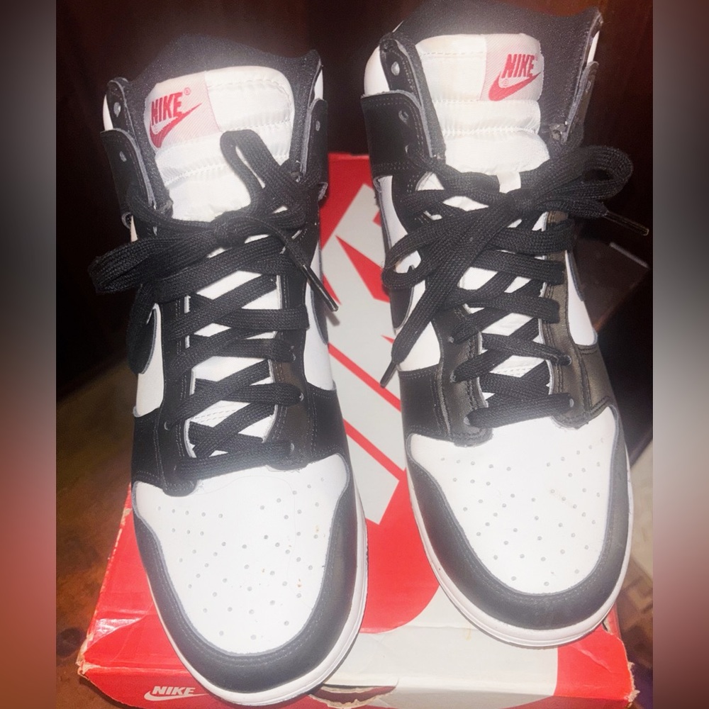 WOMEN'S NIKE DUNK HIGH RETRO CASUAL SHOES

White/Black/University Red